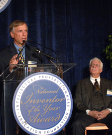 IPO Education Foundation President Harry Gwinnell introduces Dr. Raymond V. Damadian. 