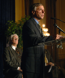 IPO Education Foundation President Harry Gwinnell introduces Dr. Raymond V. Damadian. 