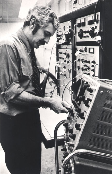 Dr. Damadian at oscilloscope